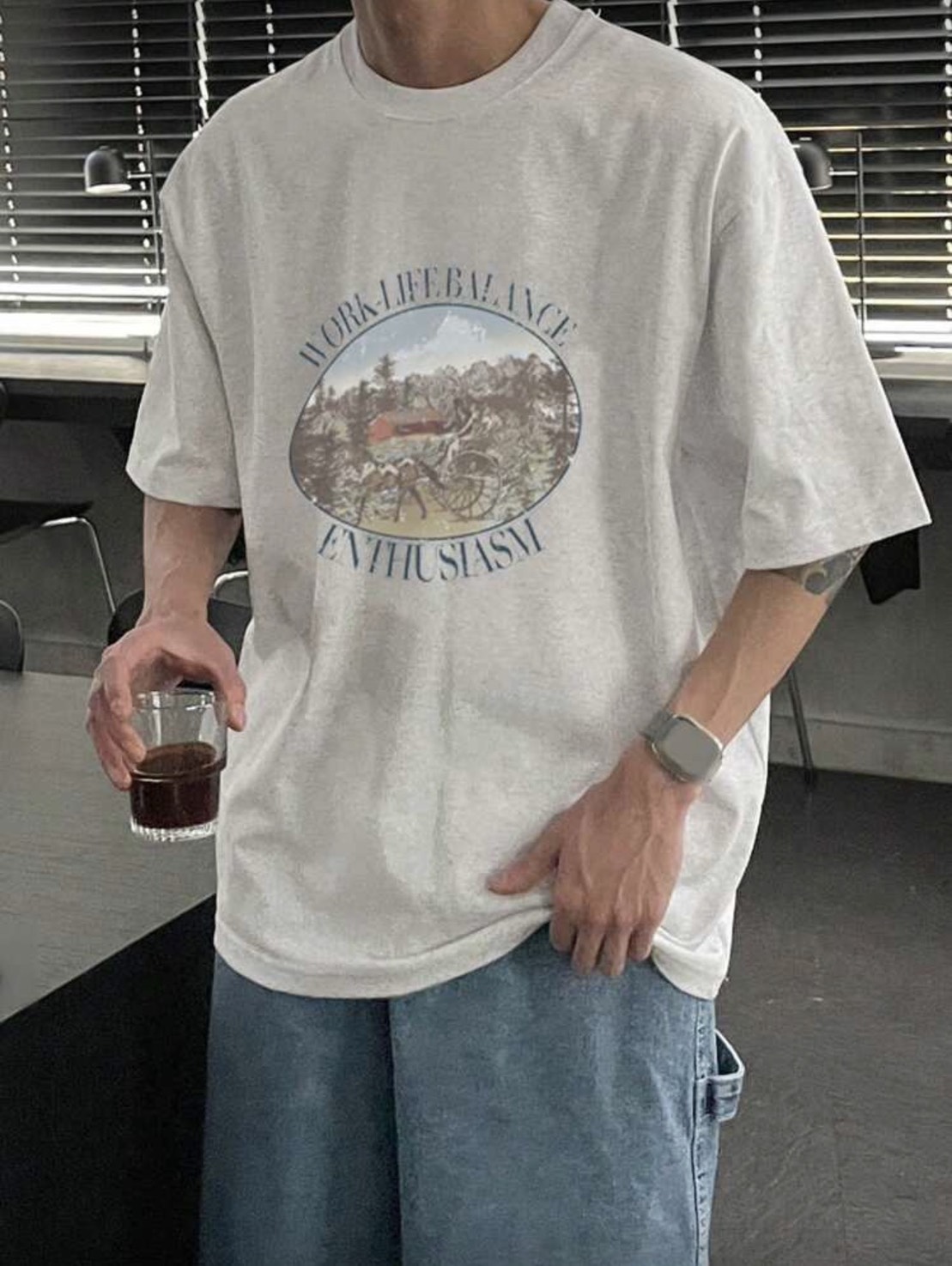 เสื้อยืดลายสีเทา